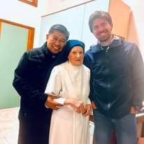 Potrebbe essere un'immagine raffigurante 3 persone e ospedale